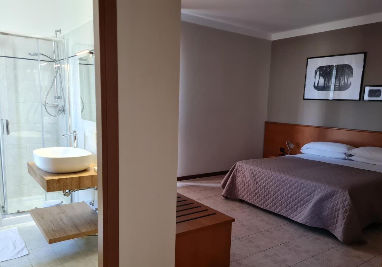 Manfredi Ristorante Con Alloggio Romentino Εξωτερικό φωτογραφία